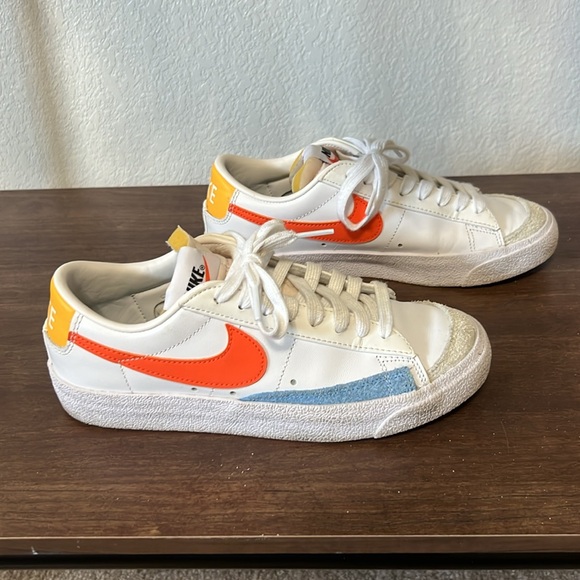 Women’s Low Top Blazers - Picture 3 of 6